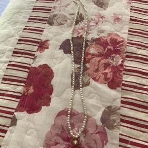 Delicate small pearl necklace w/ flower diamond